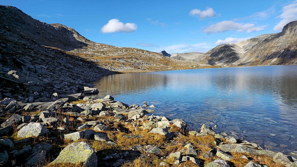 Nede ved Langvatnet.
