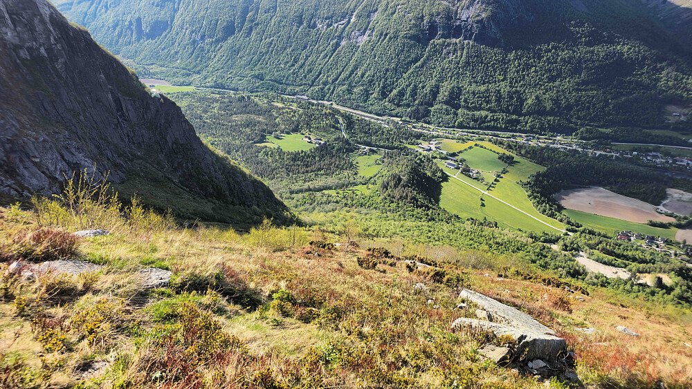 Grei motbakke opp fra Sunndalen.