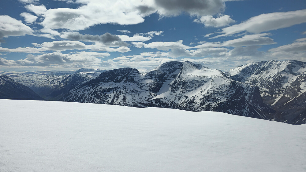 Fjellene på andre siden av Sunndalen sett fra Søre Vinnufjellet.