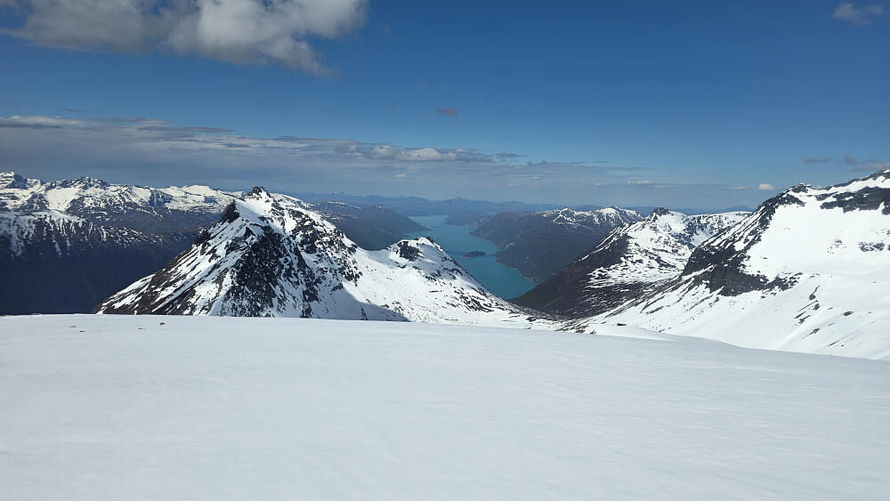 Dagens beste utsikt? Hovsnebba og Grøvelnebba rammer inn fjorden.