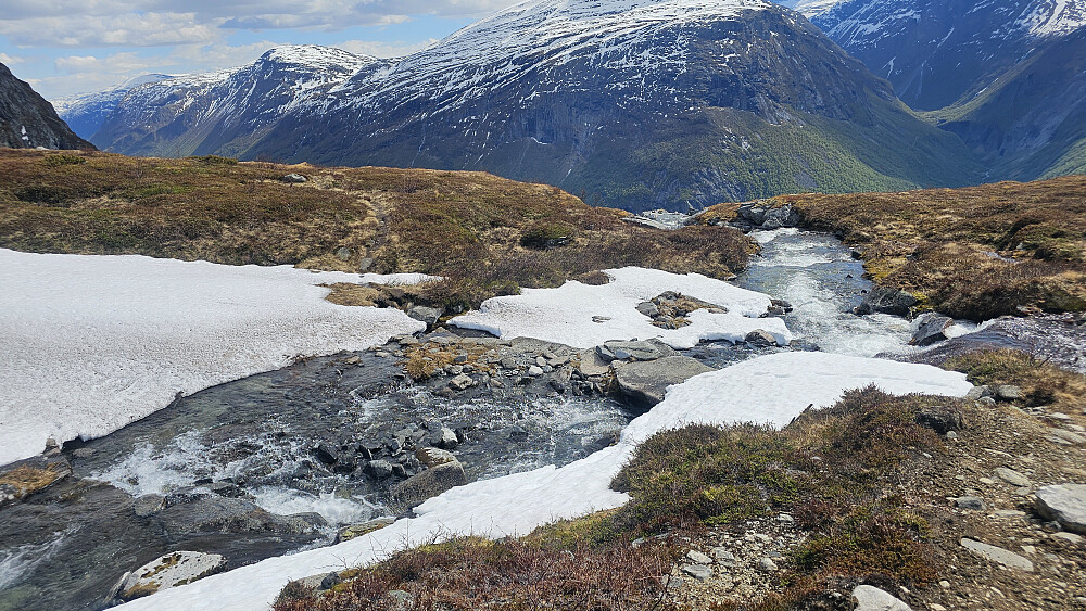 Krysser Fossa og tar fatt på lia ned.
