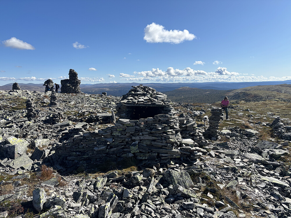 Dynjefjellet hadde mye varder av ulike slag.