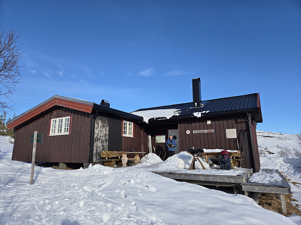 Prestøyhytta like rett innenfor grensa til Skarvan og Roltdalen nasjonalpark