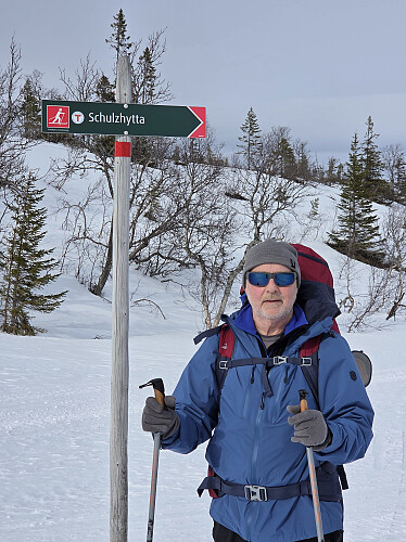 Per ved skilt mot Schulzhytta