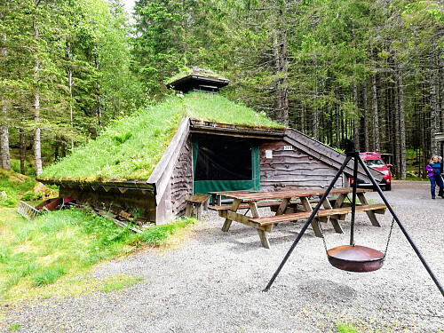 Gapahuken ved Veslevatnet.Bygges og driftes av Bukta 4 H.