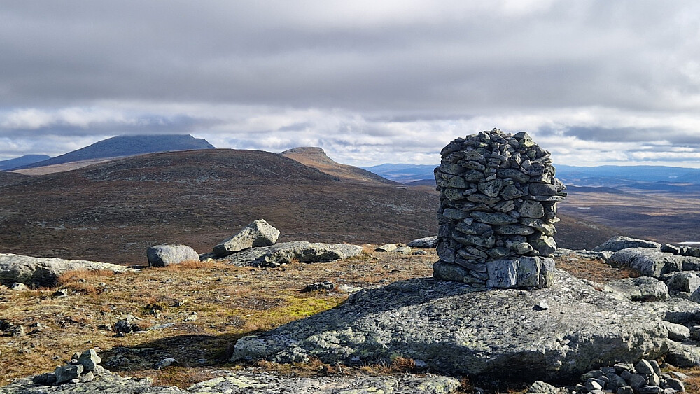 Varden på Skreddalsfjellet. Vi ser til Svarthamarn (med sol på).