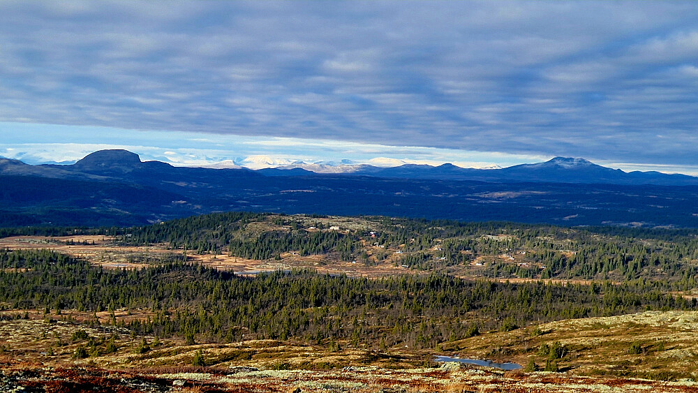 Jotunheimen i kvitt langt der borte mellom Rundemellen og Skaget.