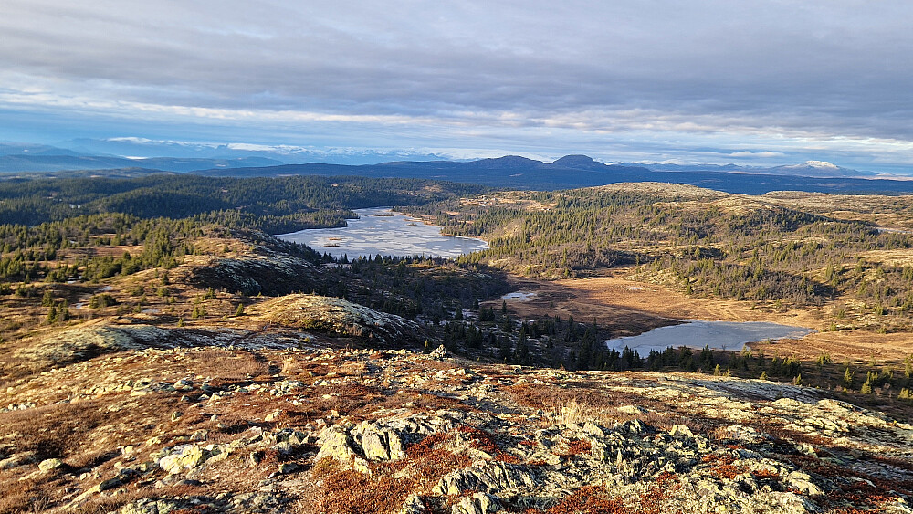 Fjeslitjernet, Fjeslie. Parkerte i enden av vatnet.