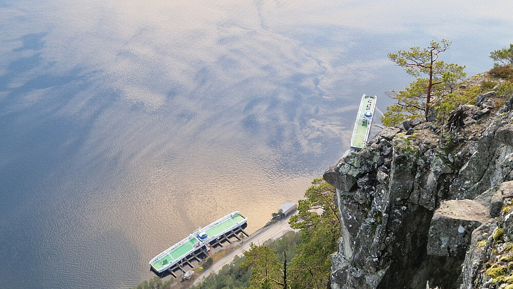 560 høgdemeter ganske rett ned til ferjekaien.