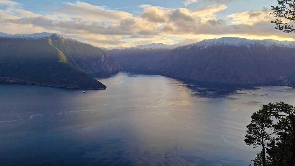 Lærdalsfjorden.