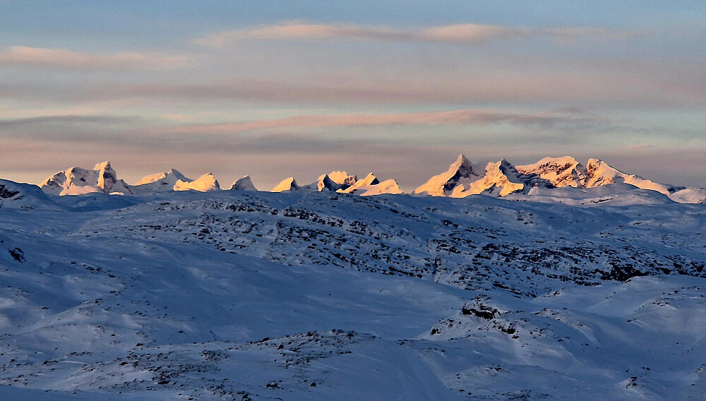 Hurrungane. Håplaus bilde-kvalitet i dårleg lys.
