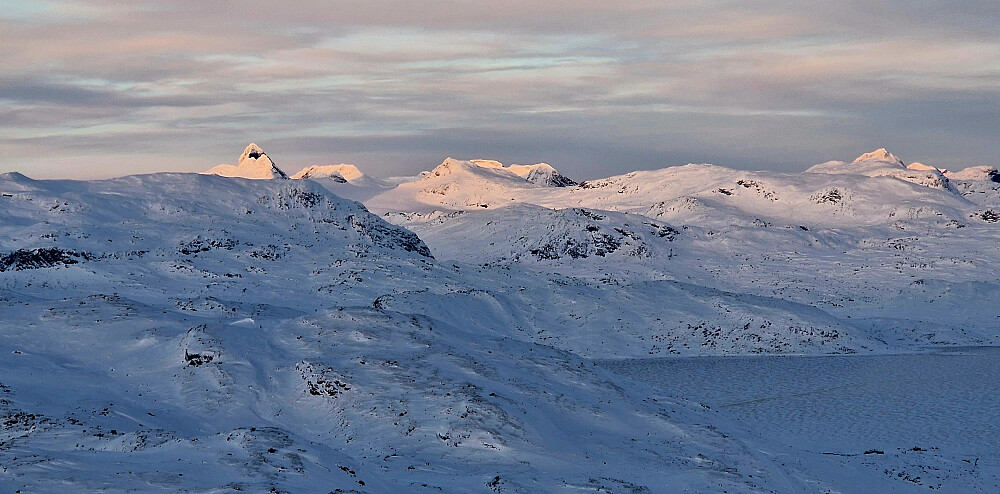 Uranostinden, Sagi og Langeskavltinden.