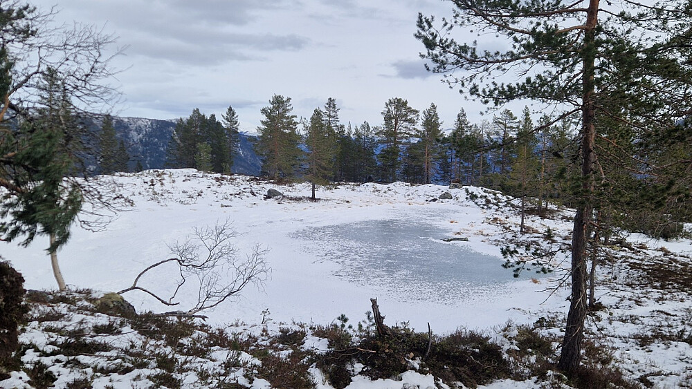 Namnlaust lite tjern like under toppen.