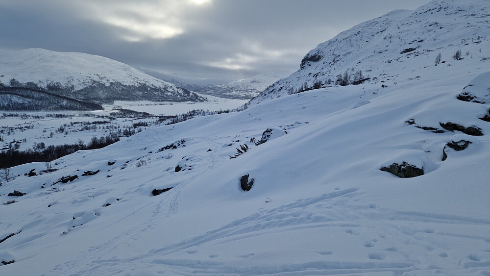 Lite og laus snø i stigninga mot Vesle Frostdalen.