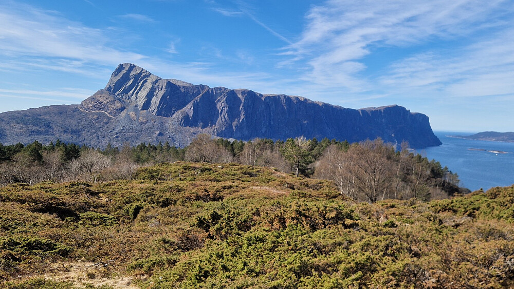 Flott utsikt til Lihest-platået. Sprake-jungelen ved toppen av Katlenova var omfattande.