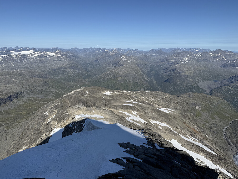 Utsikt mot øst fra rett nedenfor toppen av Gjertvasstinden.