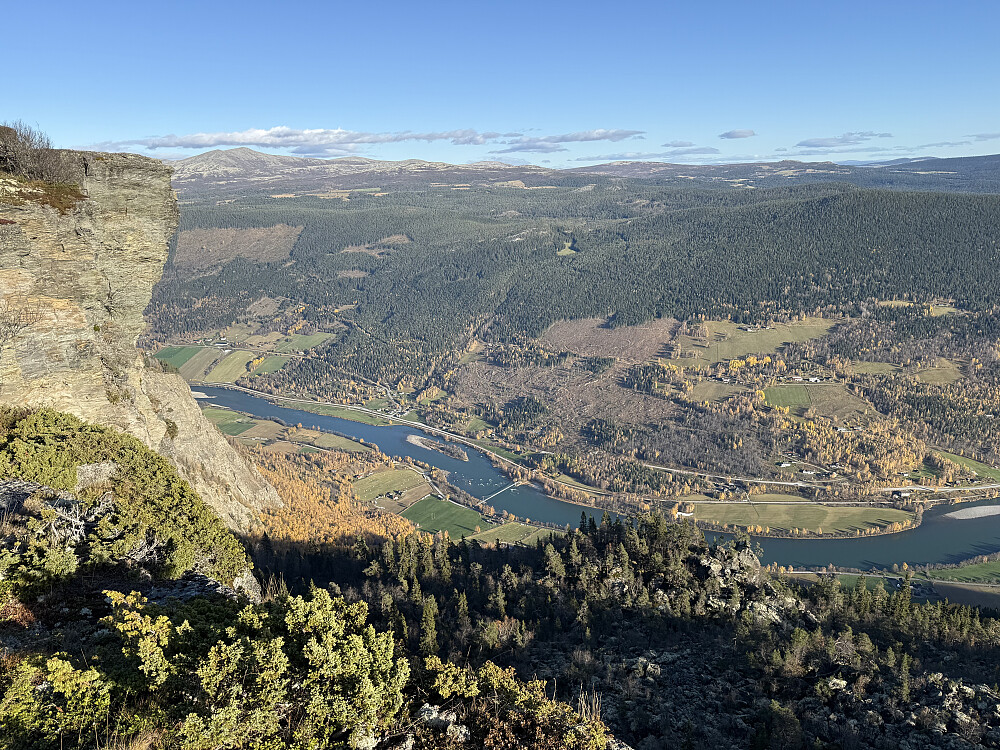 Fra Bjørnsonsprofilen er det bratt ned i Gudbrandsdalen.