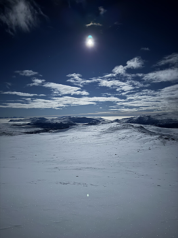 Månelyset gir effekt over Bessfjellet.