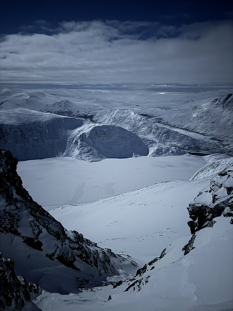 Utsikt mot Besseggen, Knutshøe (1517 m) og Valdresflye.