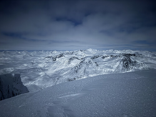 Fra Besshøe (2258 m) med utsikt mot vest og Surtningssue (2368 m).