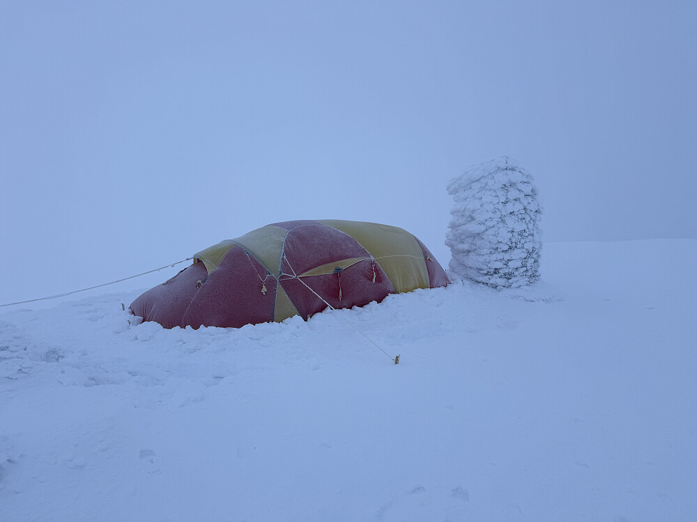 Tett skydekke på Besshøe (2258 m) på morgenen 5. desember.