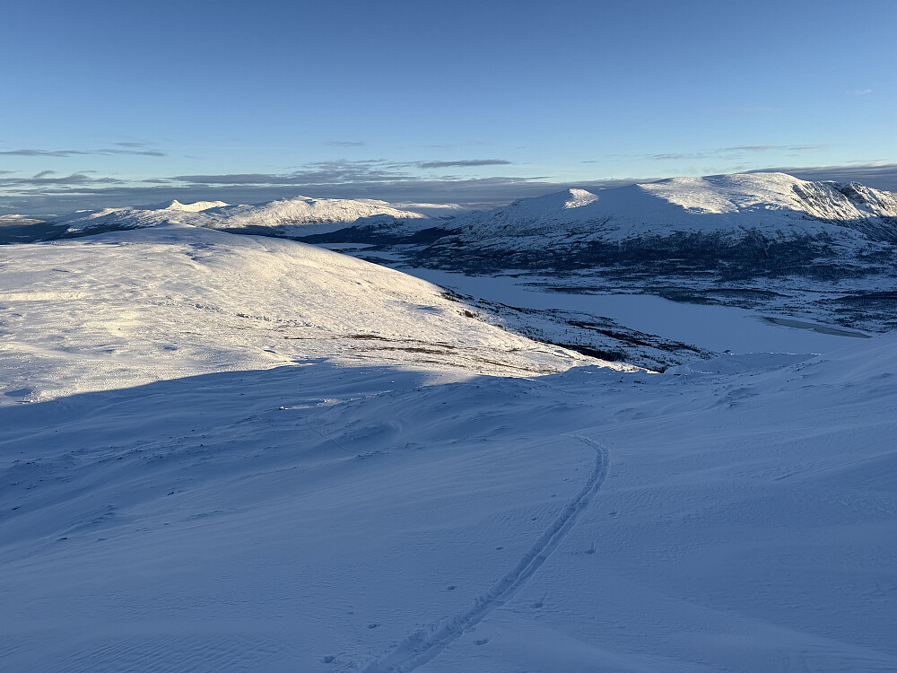 På vei opp mot Veslfjellet med utsikt ned mot Bessheim og Sjoa.