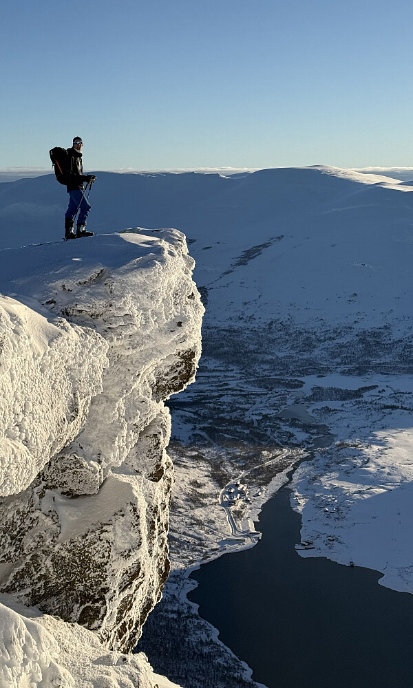 Langt ned fra Veslfjellet til Gjende og Gjendesheim.