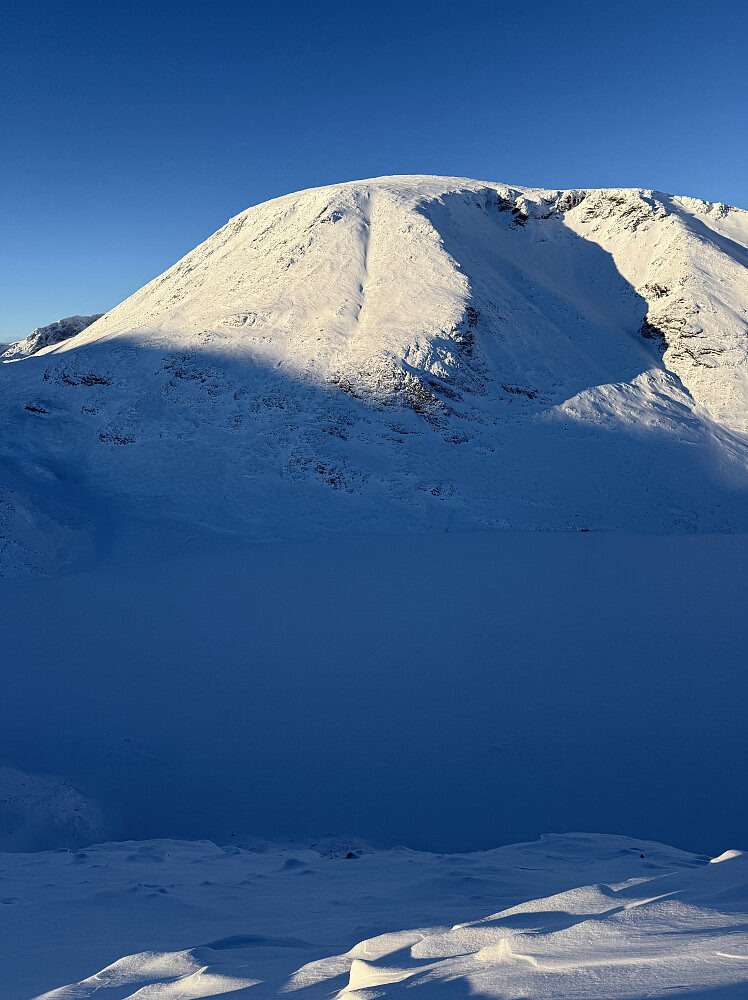 Bessvatnet og Besshøe (2258 m).