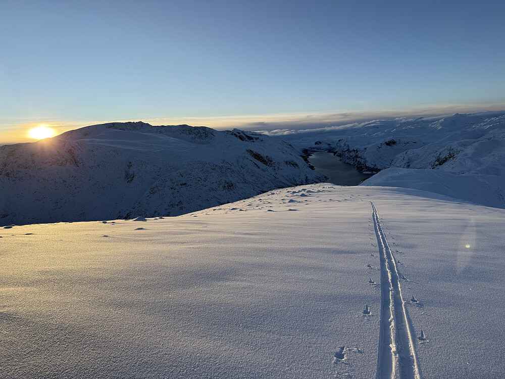 Solnedgang på returen over Veslfjellet.