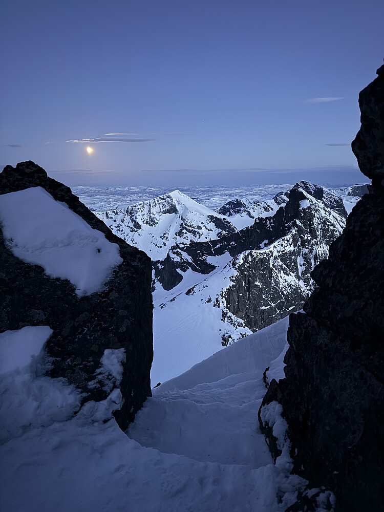 Ved overnattingsplassen like nedenfor Austre Leirungstinden (2288 m).