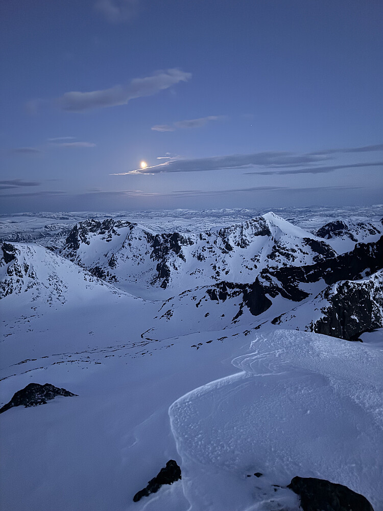 Midnatt på Austre Leirungstinden (2288 m).