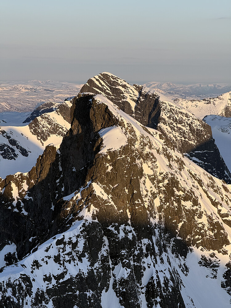 Vestre Leirungstinden (2250 m) og Mesmogtinden (2264 m).