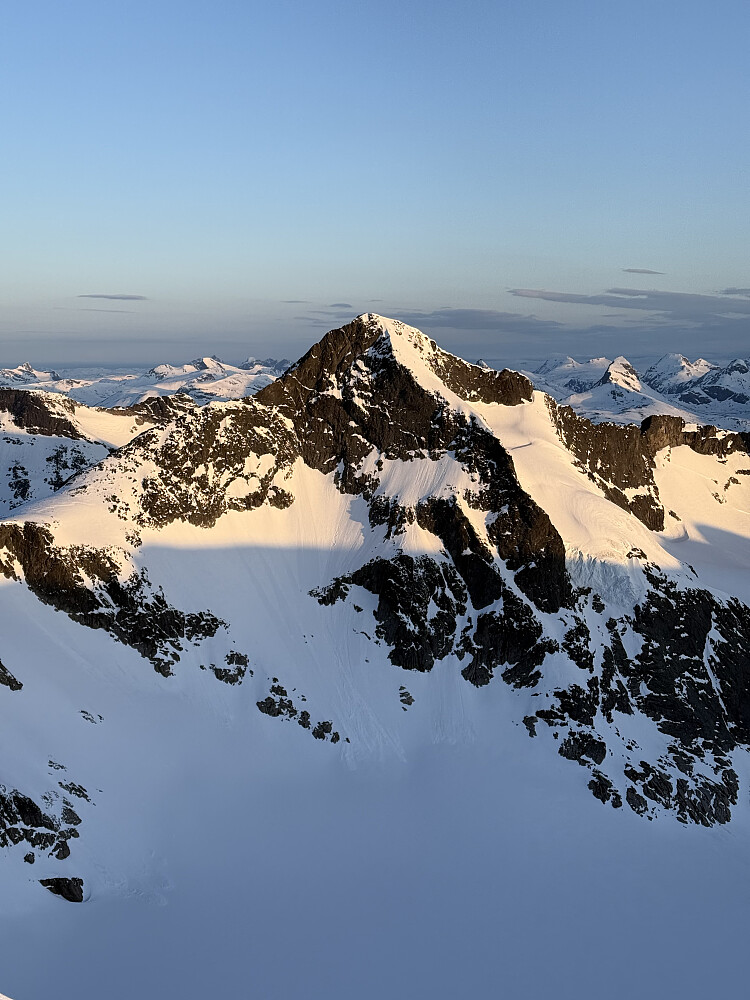 Store Knutsholstinden (2341 m).