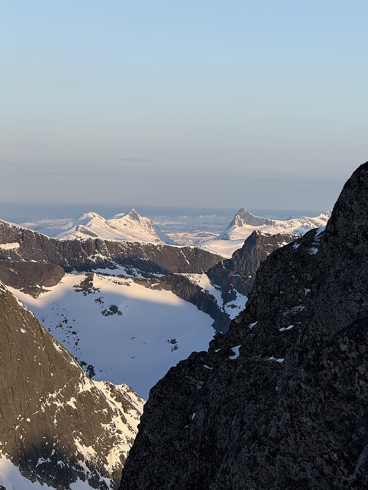 Hjelledalstinden (1989 m) og Falketind (2067 m).