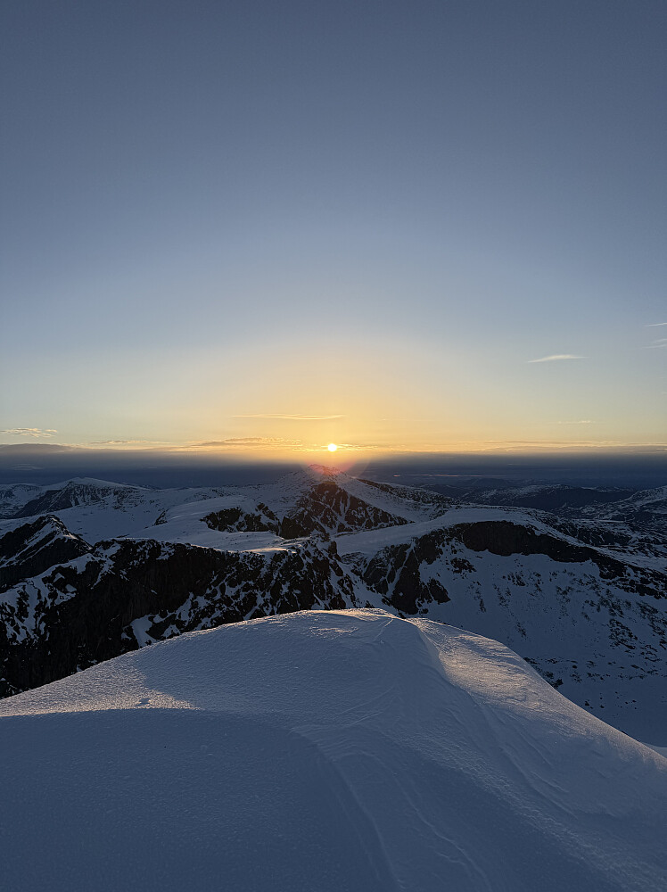 Soloppgang over Tjønnholstinden (2330 m).