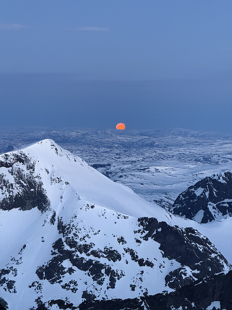 Månen går ned over Kvitskardtinden (2193 m).