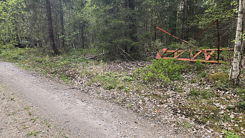 Noen av bondens installasjoner langs skogsbilveien.
Kunst eller miljøkriminalitet ?