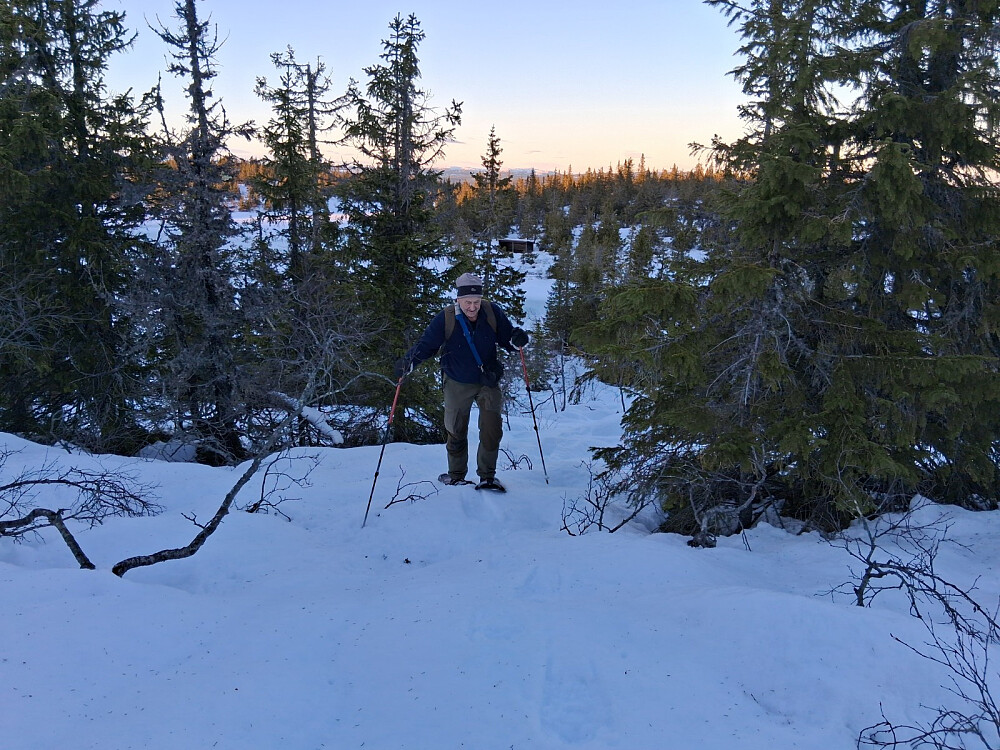 Arne på vei mot toppen. Gapahuken ved Pålstjernet i bakgrunnen