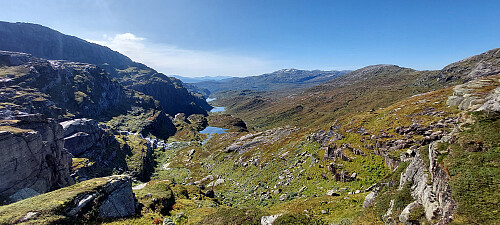 Tilbakeblikk ned slukta vi kom opp. Ryggen vi gjekk på returen til høgre.
