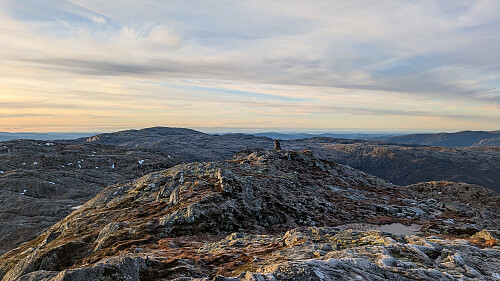 Utsikt mot varde vest for toppunktet med Høgafjellet og Nordsjøen i bakgrunnen.