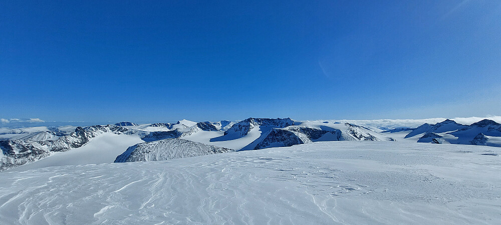 Veotindar, Besshøe, Surtningssue, Tjønnholstind og Memurutindar.