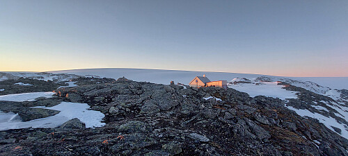 Fonnabu i soloppgangen.