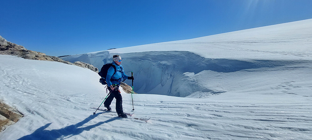 Påstigninga til breen. Skispora ovanfor stupet går mot Homaskjer.