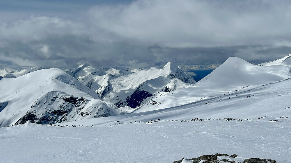Fra toppen av Skjerdingdalsbreen. Mot Strynefjell