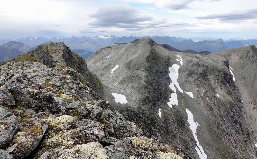 Vesttoppen og Sandegga lengre bak.