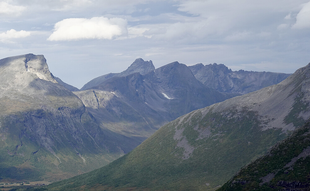 Pause i bakken og et tilbakeblikk mot nordvest med bl.a. Ørastolen, Lauparen og Brudefølget.