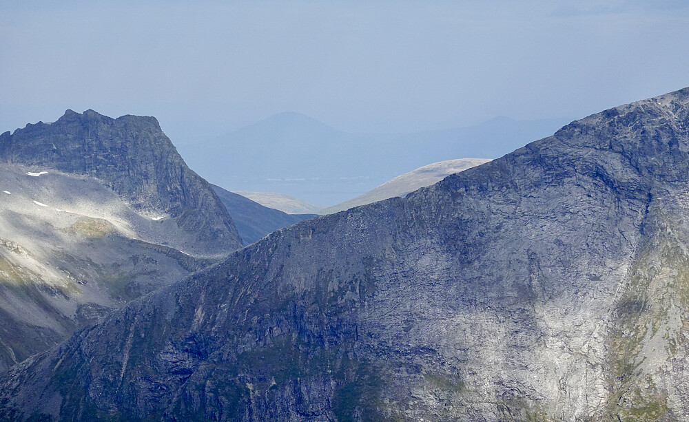 Varden i Molde såvidt synlig mellom Trollvasstinden og Litlevasstinden og over Skåla 863m.