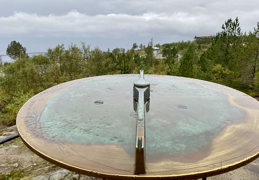 Fra Varden mot "usynlige" og ubesøkte panoramatopper i det fjerne.