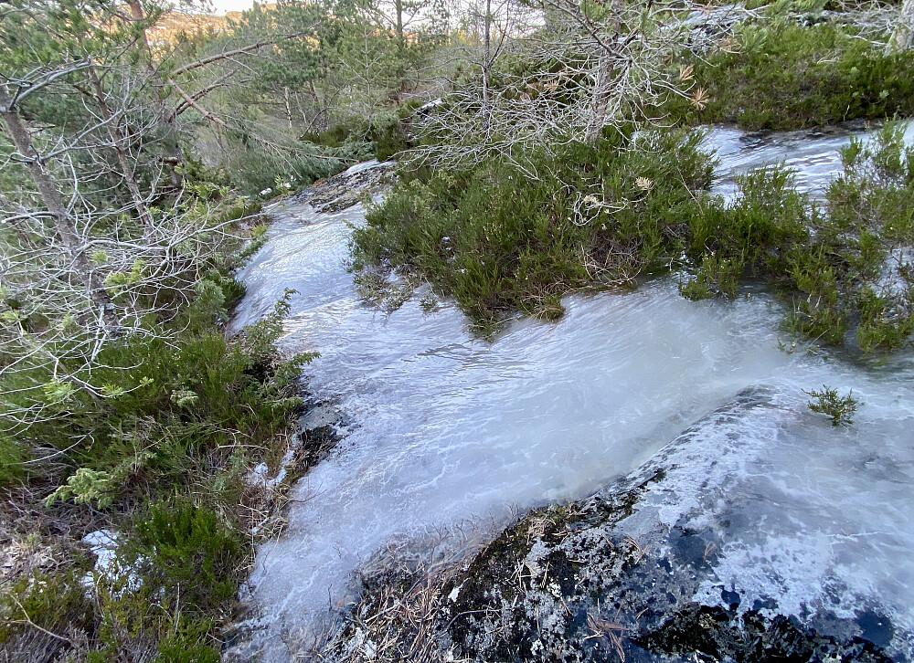 Is på stien oppover. 