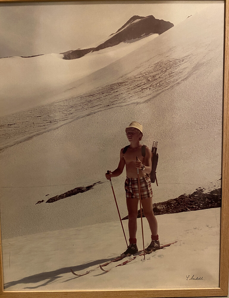 Sommeren 1976. Avfoto av bilde med glass og ramme som henger i kjelleren.